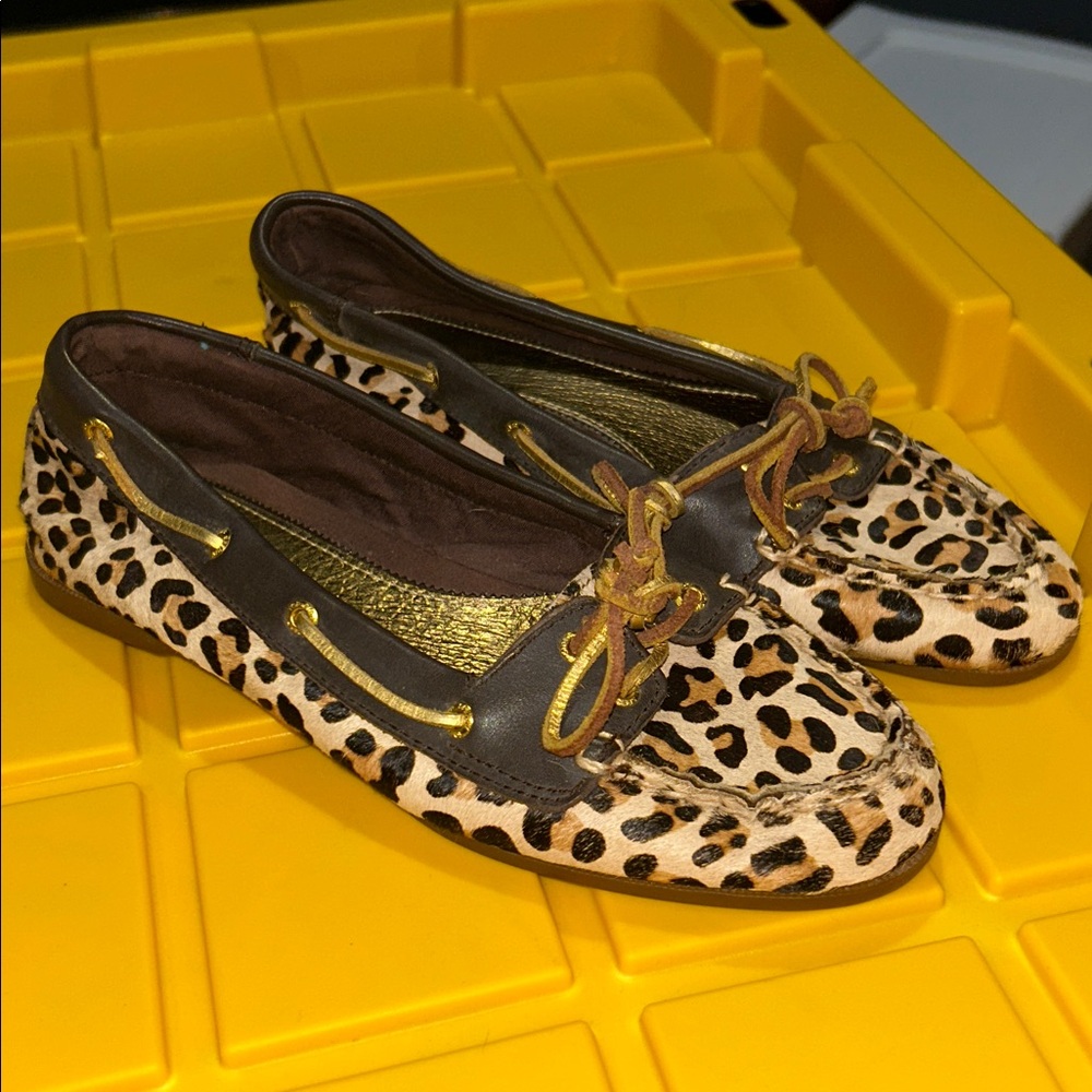 EUC Sperry size 7 animal print loafer